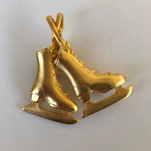 ❄️ charming Skates vintage brooch ❄️☃️